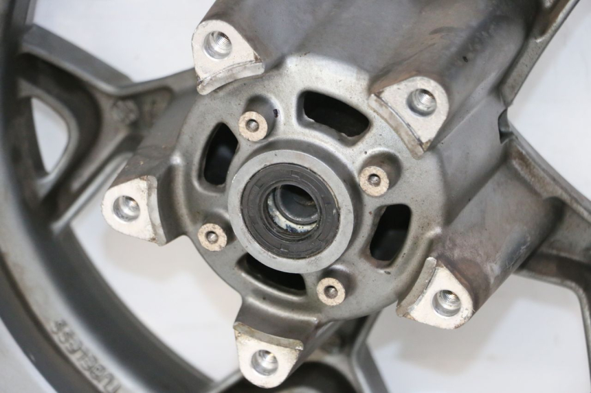 photo de JANTE AVANT APRILIA SXR 50 (2021 - 2023) - Gros plan technique