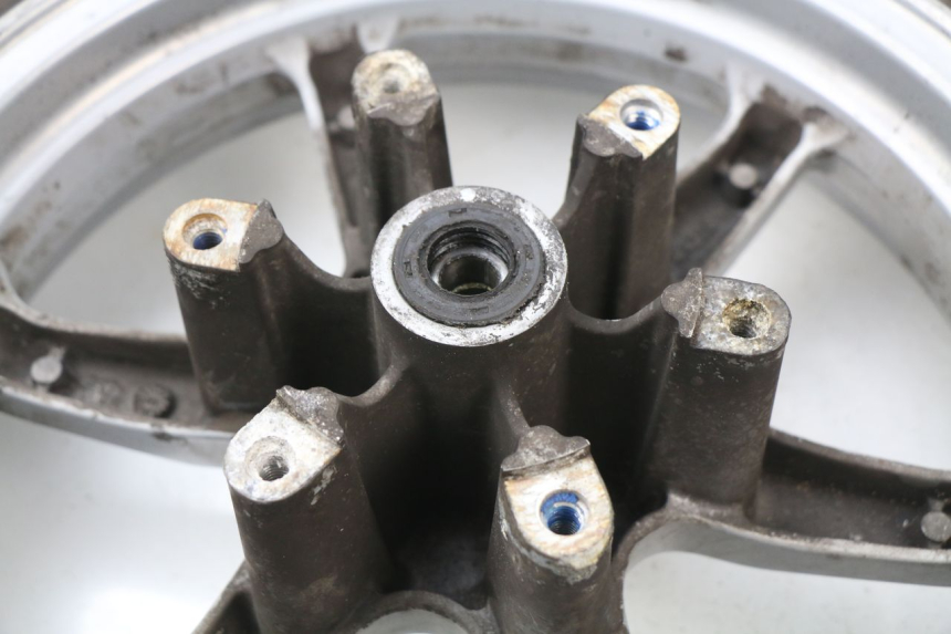 photo de JANTE AVANT SUZUKI UH BURGMAN 125 (2002 - 2006) - Gros plan technique