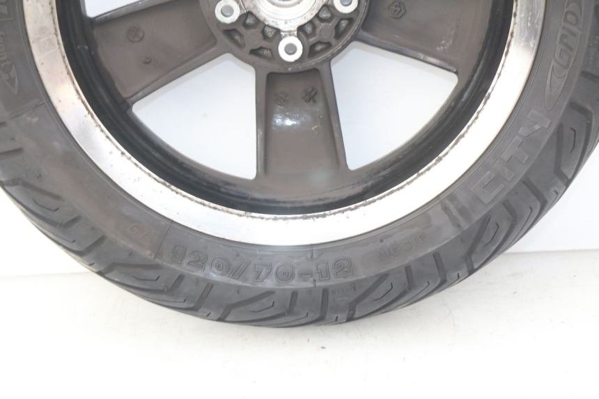 photo de JANTE AVANT PIAGGIO VESPA GTS IGET ABS 125 (2017 - 2023) - Détails caractéristiques