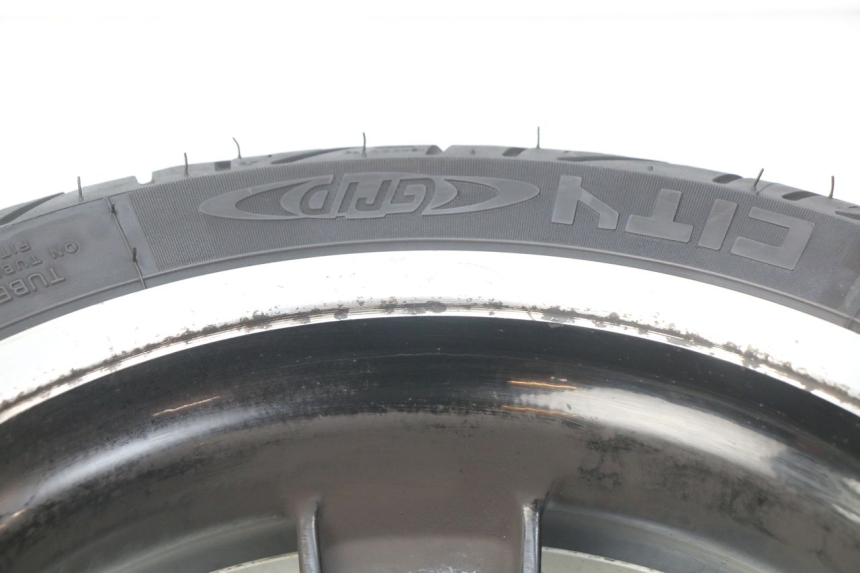 photo de JANTE AVANT PIAGGIO VESPA GTS IGET ABS 125 (2017 - 2023) - Gros plan technique