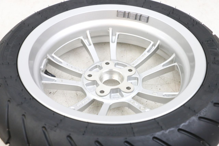 photo de JANTE AVANT PIAGGIO VESPA PRIMAVERA 4T 50 (2021 - 2024) - Gros plan technique