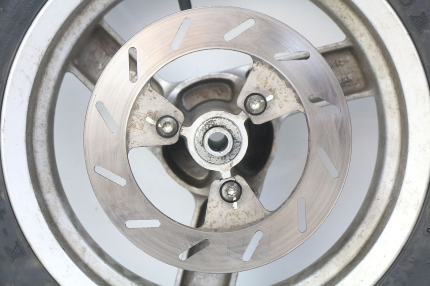 photo de JANTE AVANT PEUGEOT VIVACITY NEW 2T 50 (2008 - 2017) - Vue rapprochée