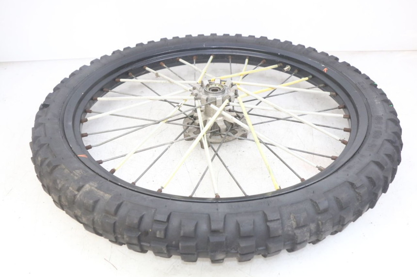 photo de JANTE AVANT PEUGEOT XP6 50 (2006 - 2011) - Gros plan technique