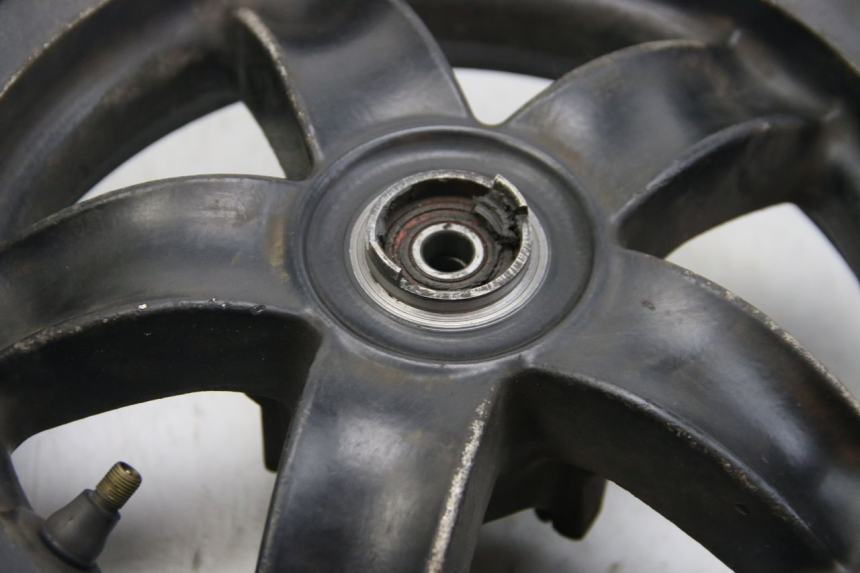 photo de JANTE AVANT PIAGGIO ZIP 2T 50 (2009 - 2019) - Vue rapprochée