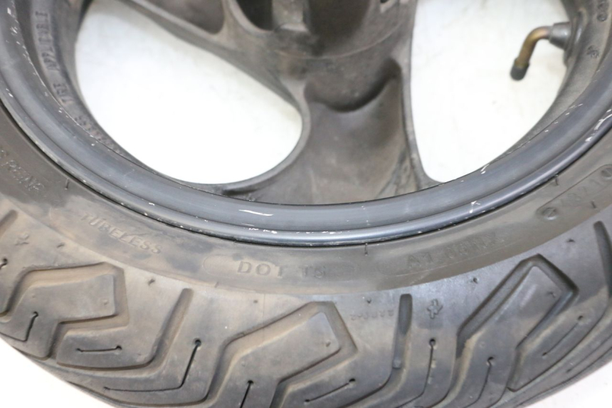 photo de JANTE AVANT ET PNEU KYMCO AGILITY 4T 50 (2005 - 2018) - Zoom état d’usage