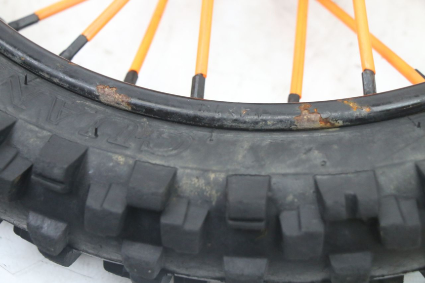 photo de JANTE AVANT ET PNEU APOLLO RFZ 125 - Gros plan technique