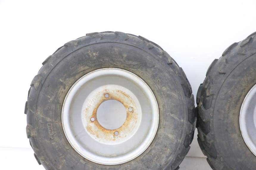 photo de JANTE AVANT ET PNEU KEROX BAZOOKA 110 - Gros plan technique