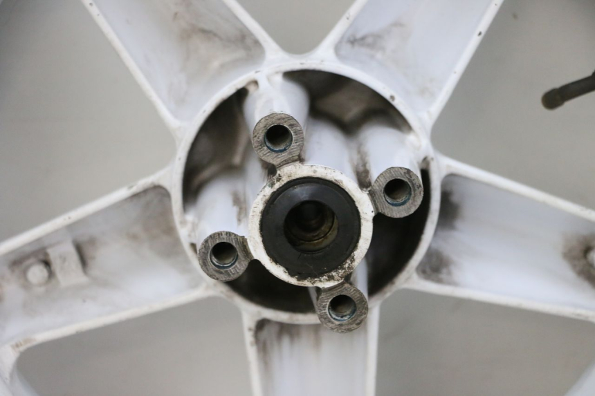 photo de JANTE AVANT ET PNEU MBK BOOSTER SPIRIT NAKED 50 (2004 - 2017) - Détails caractéristiques