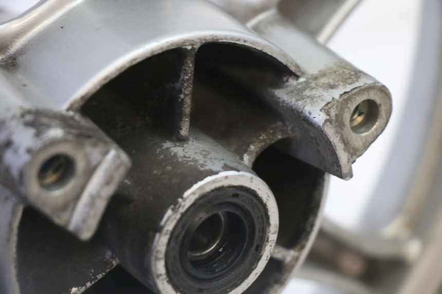 photo de JANTE AVANT ET PNEU SUZUKI BURGMAN 125 (2007 - 2014) - Détails caractéristiques