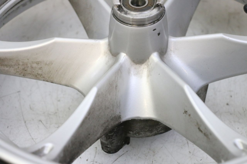 photo de JANTE AVANT ET PNEU SUZUKI BURGMAN 125 (2007 - 2014) - Zoom état d’usage