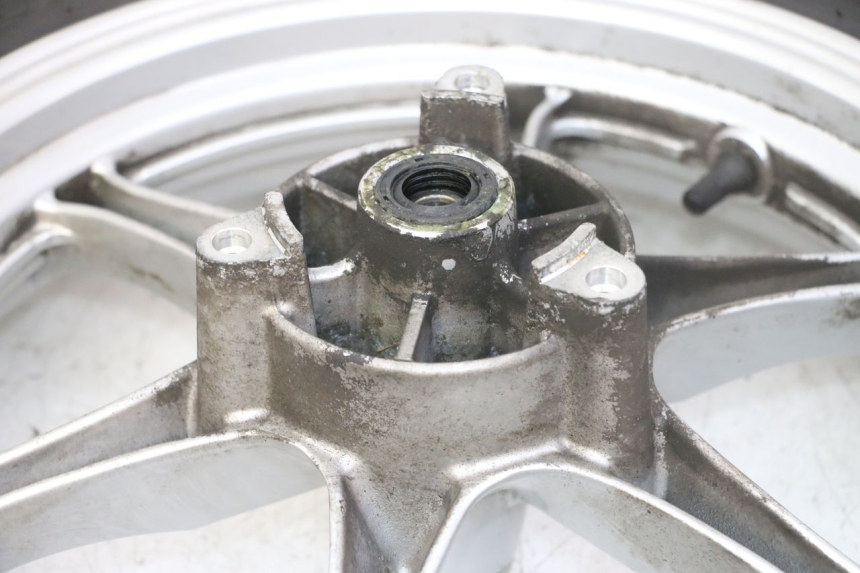 photo de JANTE AVANT ET PNEU SUZUKI BURGMAN 125 (2007 - 2014) - État de surface