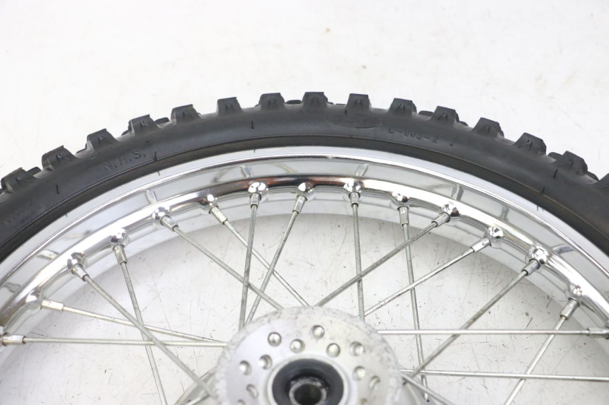 photo de JANTE AVANT ET PNEU HONDA CRF-F CRF F 110 (2019 - 2022) - Gros plan technique