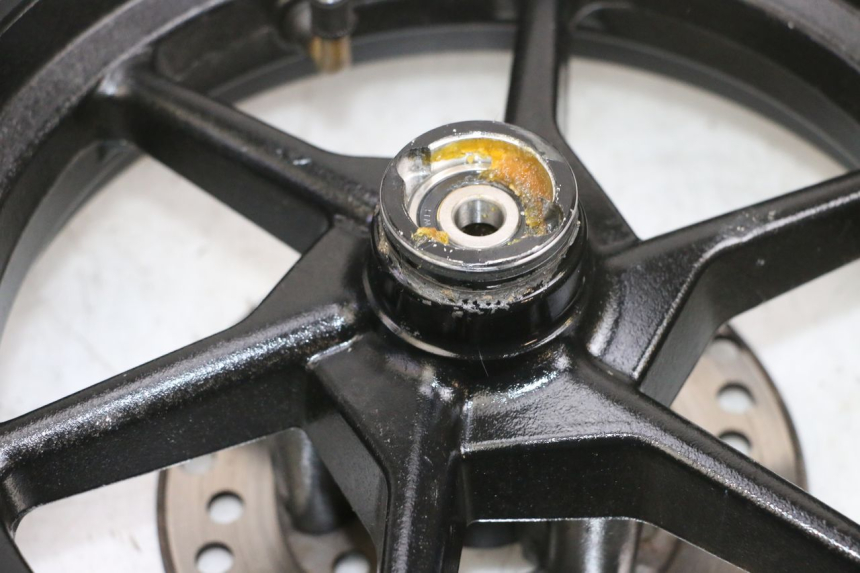 photo de JANTE AVANT ET PNEU LONGJIA DIGITA 4T 50 (2019 - 2022) - Gros plan technique