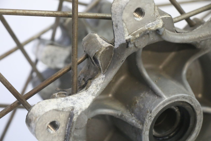 photo de JANTE AVANT ET PNEU APRILIA ETX 125 (1998 - 2002) - Détails caractéristiques