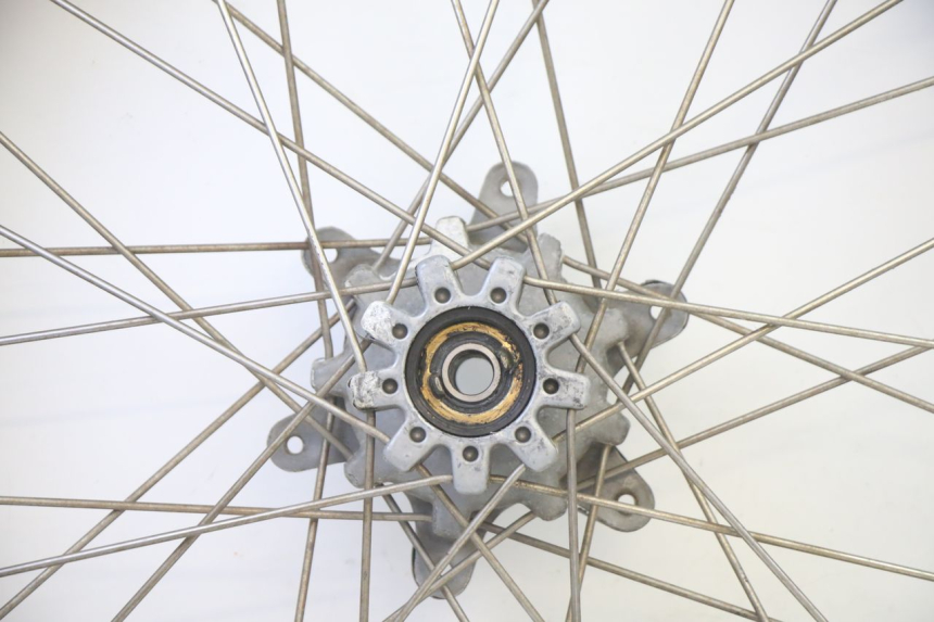 photo de JANTE AVANT ET PNEU APRILIA ETX 125 (1998 - 2002) - Gros plan technique