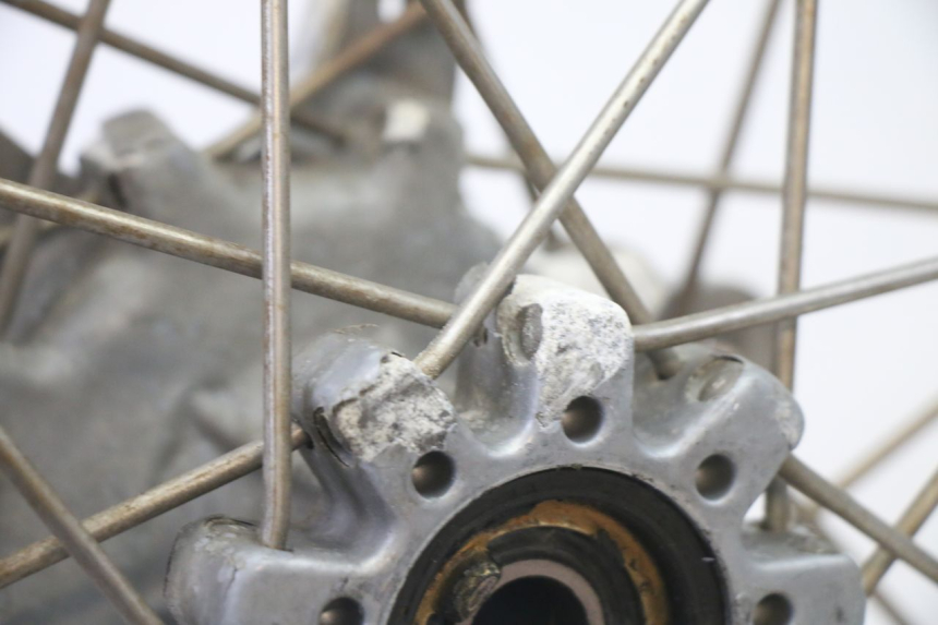 photo de JANTE AVANT ET PNEU APRILIA ETX 125 (1998 - 2002) - Vue d’ensemble