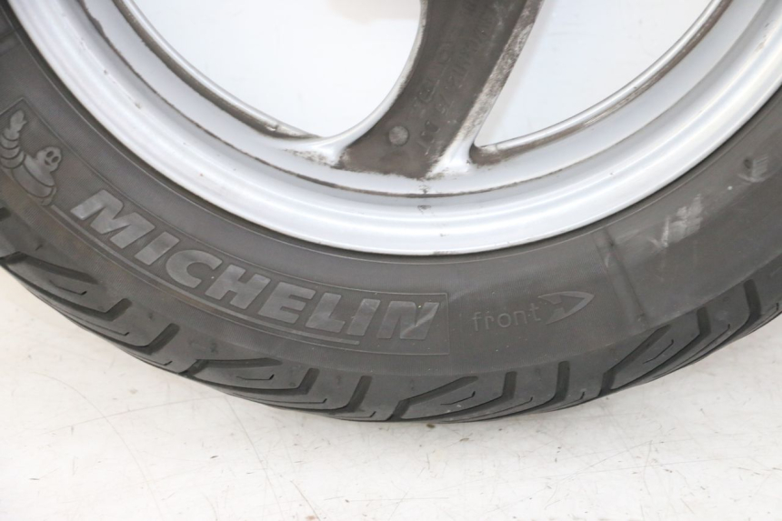 photo de JANTE AVANT ET PNEU HONDA FES S-WING SWING ABS 125 (2007 - 2015) - Vue rapprochée