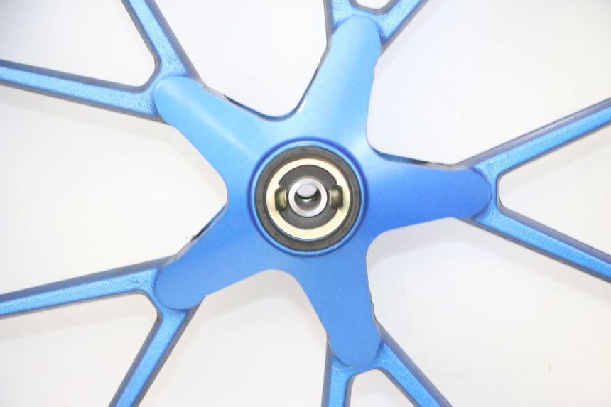 photo de JANTE AVANT ET PNEU STAHO FH 50 (2018 - 2019) - Vue rapprochée