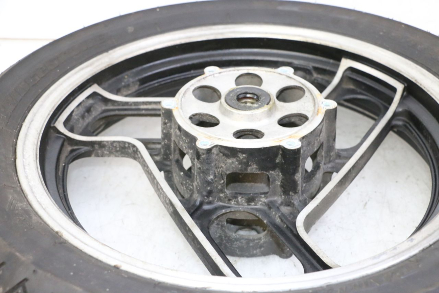 photo de JANTE AVANT ET PNEU YAMAHA FJ 36Y 1100 (1984 - 1985) - Gros plan technique