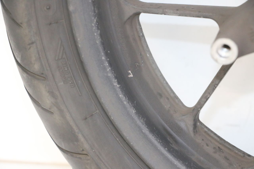 photo de JANTE AVANT ET PNEU HONDA FORZA ABS 300 (2013 - 2017) - Vue rapprochée