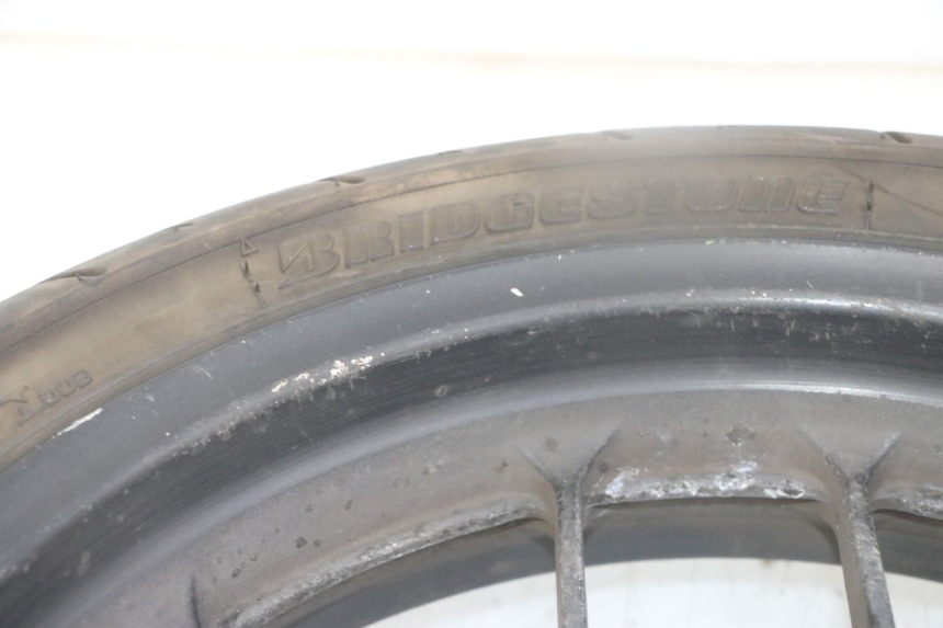 photo de JANTE AVANT ET PNEU HONDA FORZA ABS 300 (2013 - 2017) - Gros plan technique