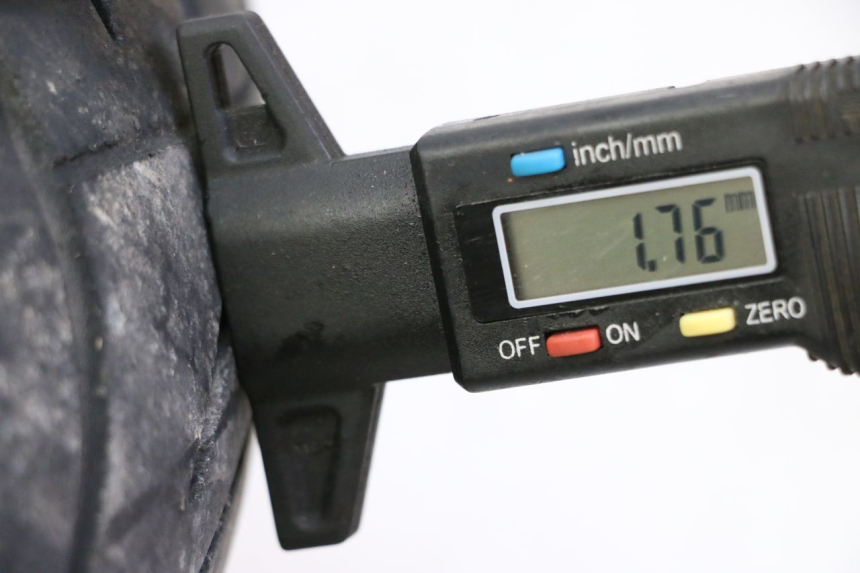 photo de JANTE AVANT ET PNEU SYM JOYMAX 125 (2010 - 2017) - Zoom état d’usage