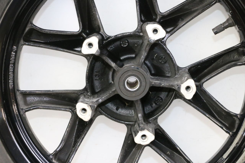 photo de JANTE AVANT ET PNEU SYM JOYMAX 125 (2010 - 2017) - Marquages et références