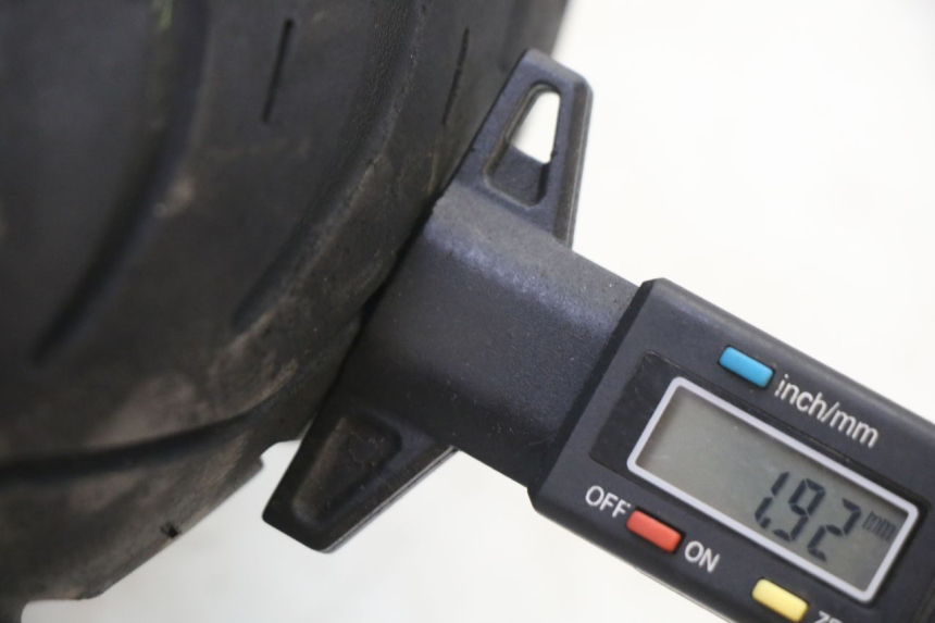 photo de JANTE AVANT ET PNEU PEUGEOT KISBEE 2T 50 (2010 - 2017) - Vue rapprochée