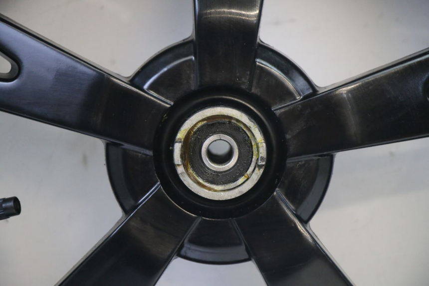 photo de JANTE AVANT ET PNEU PEUGEOT KISBEE 2T 50 (2010 - 2017) - Gros plan technique