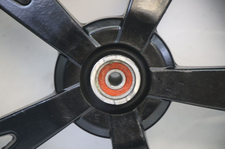 photo de JANTE AVANT ET PNEU PEUGEOT KISBEE 4T 50 (2018 - 2022) - Gros plan technique