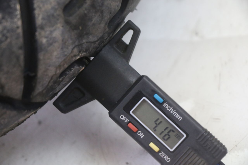 photo de JANTE AVANT ET PNEU PEUGEOT KISBEE 4T 50 (2018 - 2022) - Vue rapprochée