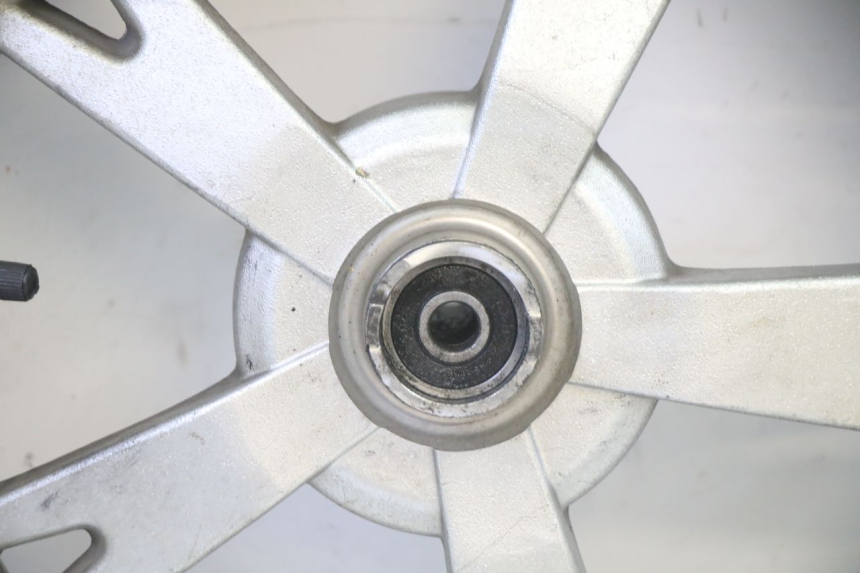 photo de JANTE AVANT ET PNEU PEUGEOT KISBEE 4T 50 (2018 - 2022) - Autre angle de vue