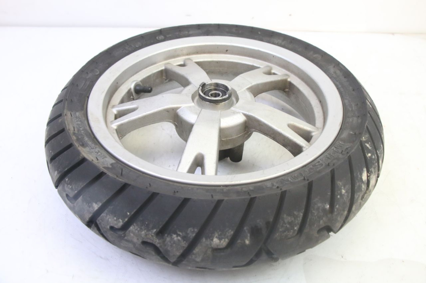 photo de JANTE AVANT ET PNEU PEUGEOT KISBEE 4T 50 (2018 - 2022) - Gros plan technique