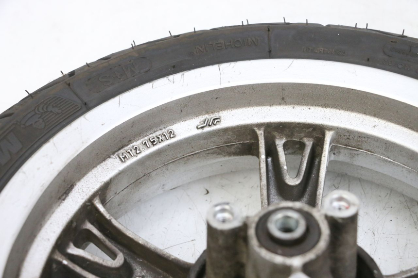 photo de JANTE AVANT ET PNEU PEUGEOT KISBEE 4T 50 (2010 - 2017) - Détail de la pièce