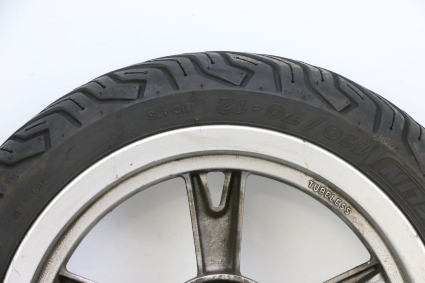 photo de JANTE AVANT ET PNEU PEUGEOT KISBEE 4T 50 (2010 - 2017) - Détails caractéristiques