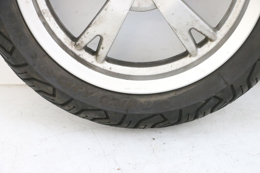 photo de JANTE AVANT ET PNEU PEUGEOT KISBEE 4T 50 (2010 - 2017) - Vue rapprochée