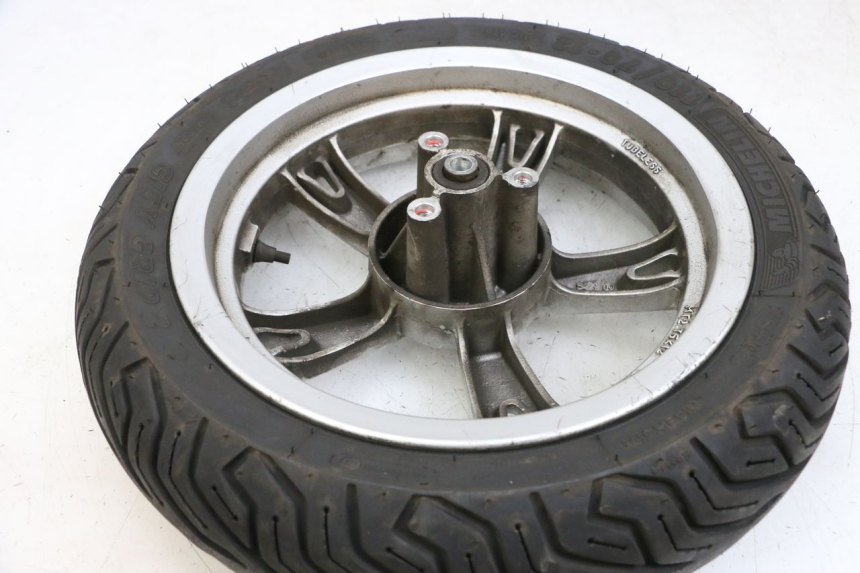 photo de JANTE AVANT ET PNEU PEUGEOT KISBEE 4T 50 (2010 - 2017) - Gros plan technique