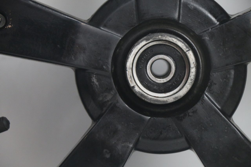 photo de JANTE AVANT ET PNEU PEUGEOT KISBEE 4T 50 (2018 - 2022) - Autre angle de vue