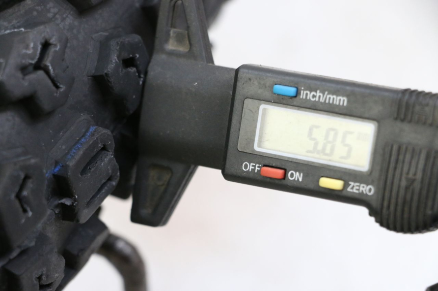 photo de JANTE AVANT ET PNEU KYMCO STRYKER OFF ROAD 125 (1999 - 2005) - Gros plan technique