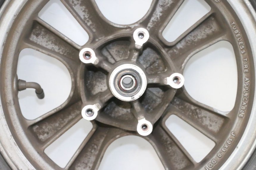 photo de JANTE AVANT ET PNEU KYMCO LIKE 125 (2009 - 2016) - Vue rapprochée