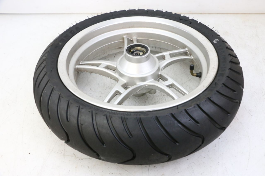 photo de JANTE AVANT ET PNEU LONGJIA SHARPY 125 (2020 - 2024) - Gros plan technique