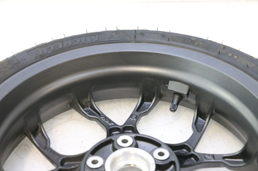 photo de JANTE AVANT ET PNEU PIAGGIO MP3 HPE 530 (2022 - 2026) - Autre angle de vue