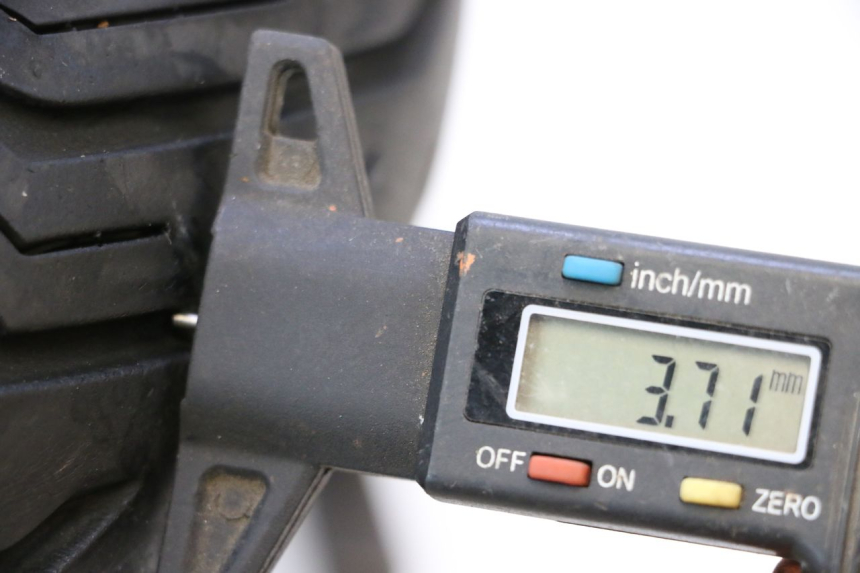 photo de JANTE AVANT ET PNEU PIAGGIO MP3 125 (2006 - 2014) - Zoom qualité