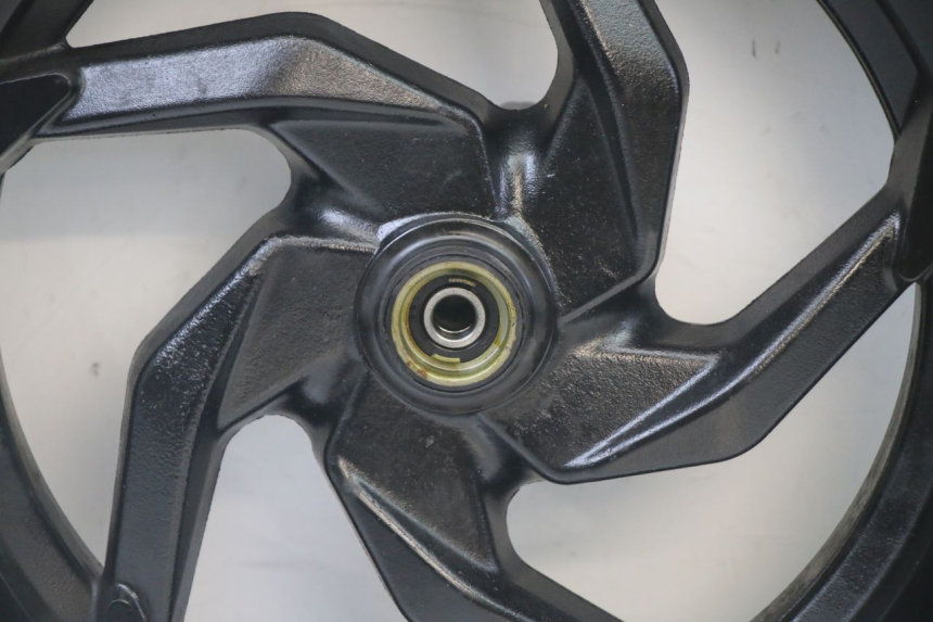 photo de JANTE AVANT ET PNEU SYM ORBIT III 3 4T 50 (2021 - 2025) - Gros plan technique