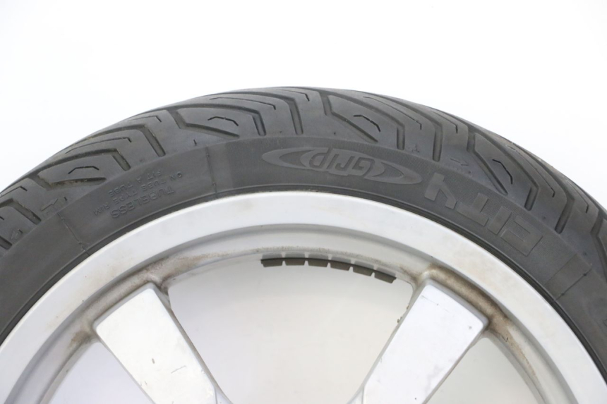 photo de JANTE AVANT ET PNEU PEUGEOT SATELIS 125 (2013 - 2018) - Vue rapprochée