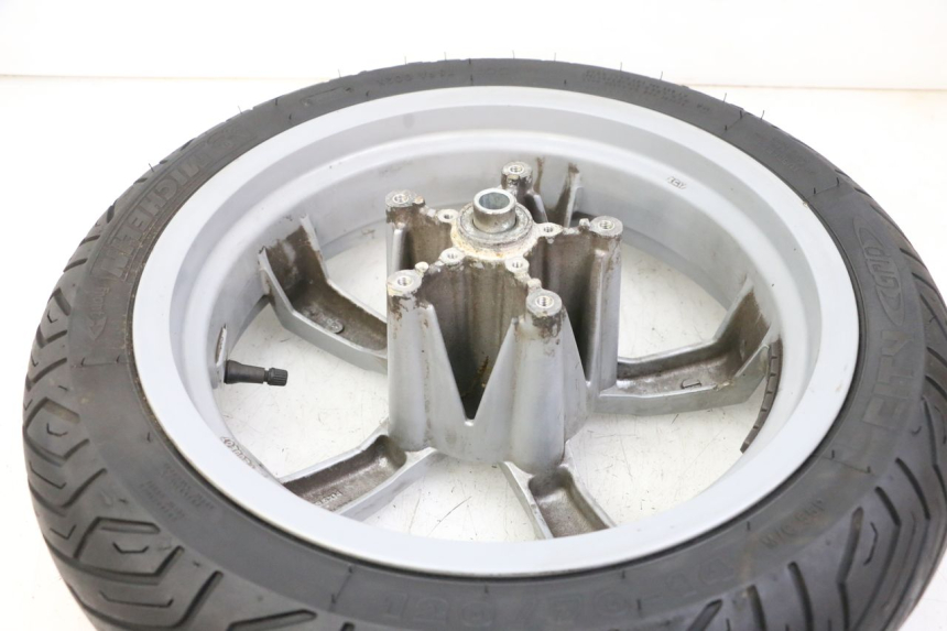 photo de JANTE AVANT ET PNEU PEUGEOT SATELIS 125 (2013 - 2018) - Gros plan technique