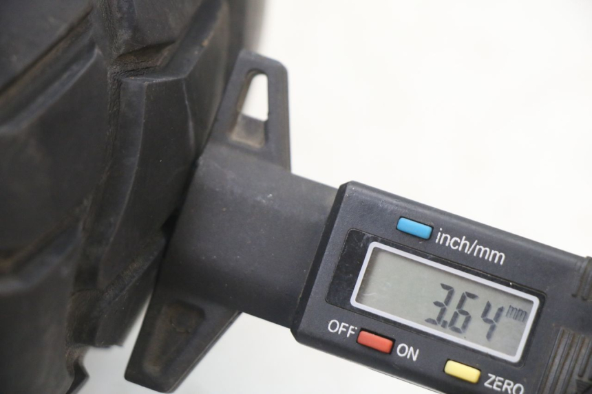 photo de JANTE AVANT ET PNEU PEUGEOT SPEEDFIGHT 3 LC 2T 50 (2009 - 2015) - Vue rapprochée