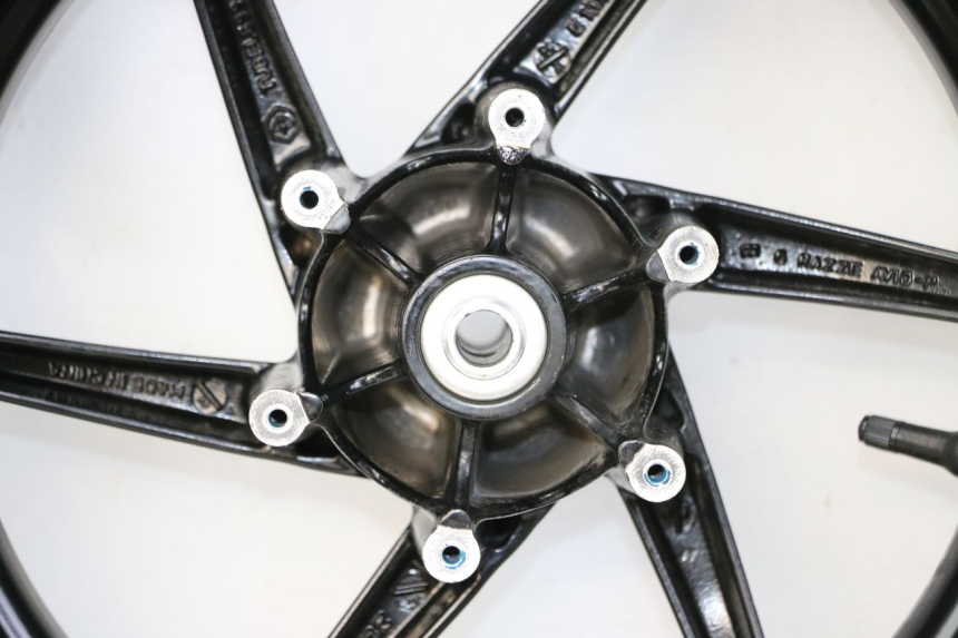 photo de JANTE AVANT ET PNEU PIAGGIO NRG POWER PUREJET 50 (2018 - 2021) - Vue rapprochée