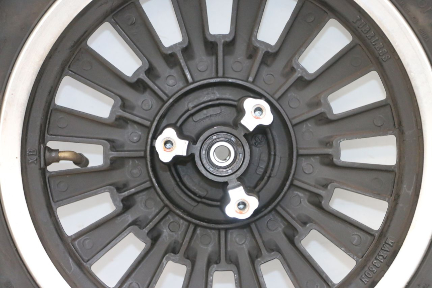 photo de JANTE AVANT ET PNEU EFUN PUSA 1 - Vue rapprochée