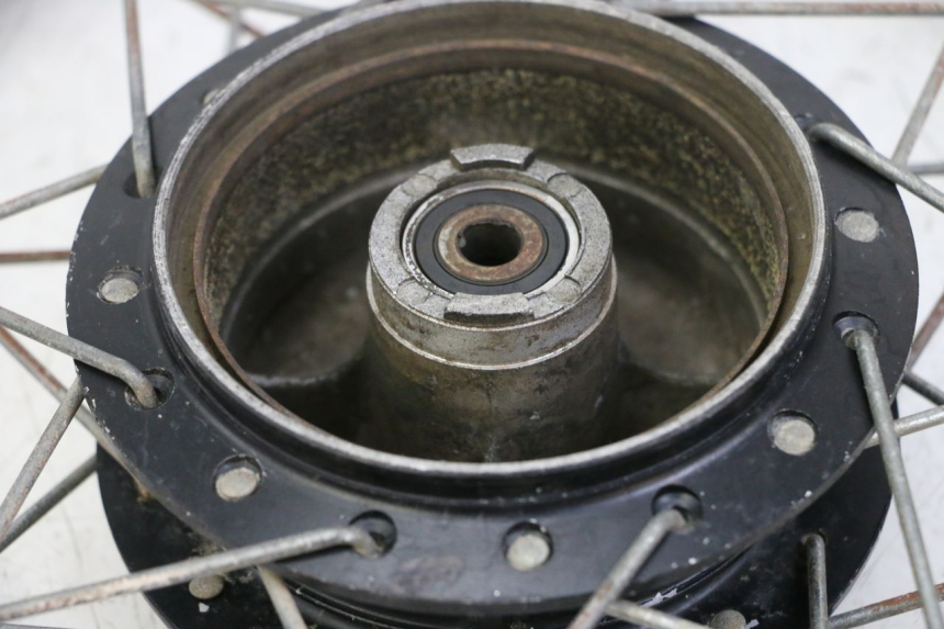 photo de JANTE AVANT ET PNEU YAMAHA PW 80 (1983 - 2014) - Gros plan technique